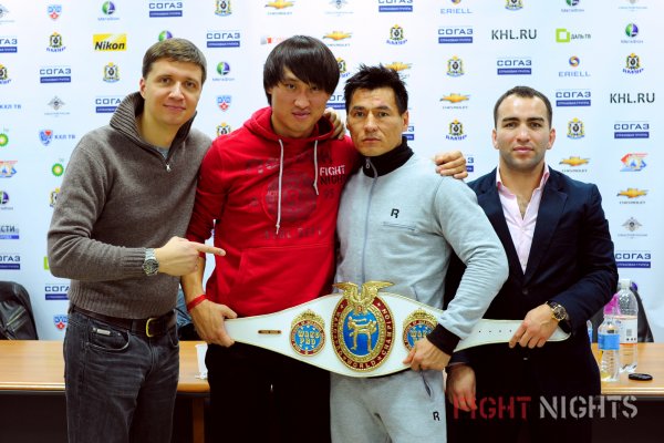 Кадр дня: Бату Хасиков и команда FIGHT NIGHTS - с чемпионским поясом WAKO-Pro