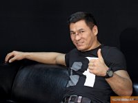 Фоторепортаж: Бату Хасиков стал гостем редакции "Чемпионат.com"