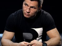 Фоторепортаж: Бату Хасиков стал гостем редакции "Чемпионат.com"