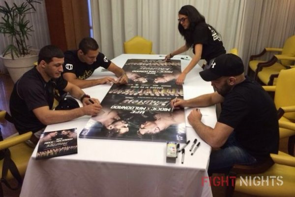 Кадр дня: Гасан Умалатов подписывает постер к турниру UFC в Бразилии