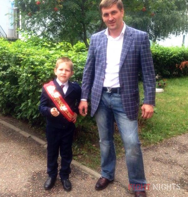 Кадр дня: Виталий Минаков отправил сына в первый класс