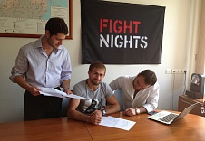 Кадр дня: Али Багаутинов подписывает контракт с UFC
